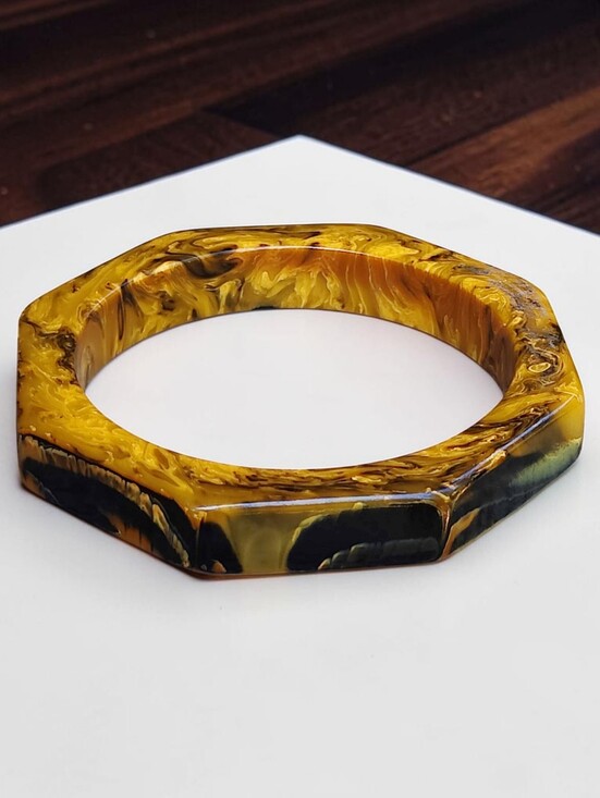 Vintage Jewelry - Vintage Bakelite Bangle Bracelet
